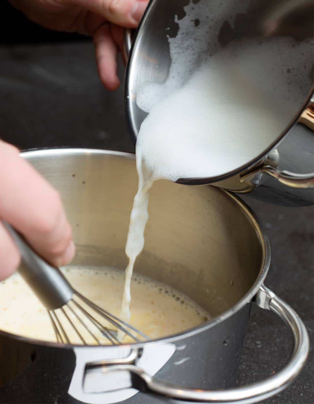 Melk toevoegen aan de basis voor banketbakkersroom