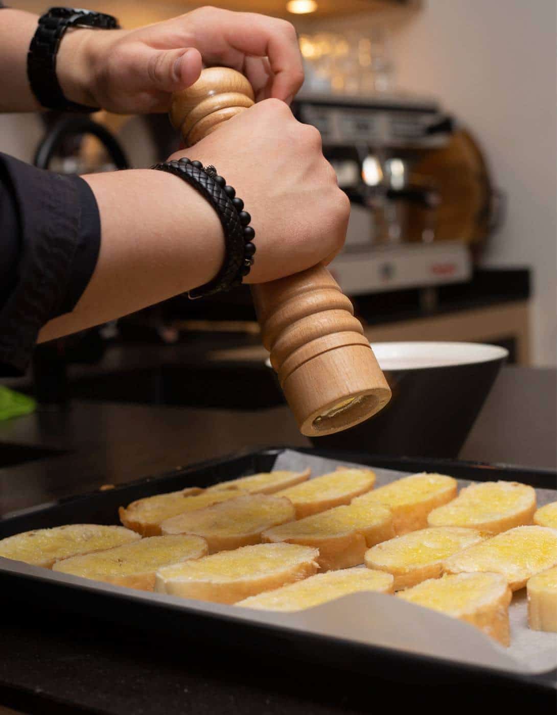 De ciabatta wordt op smaak gebracht met peper