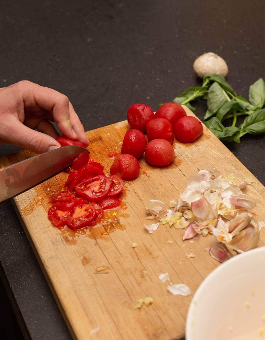 Martijn snijdt de tomaten