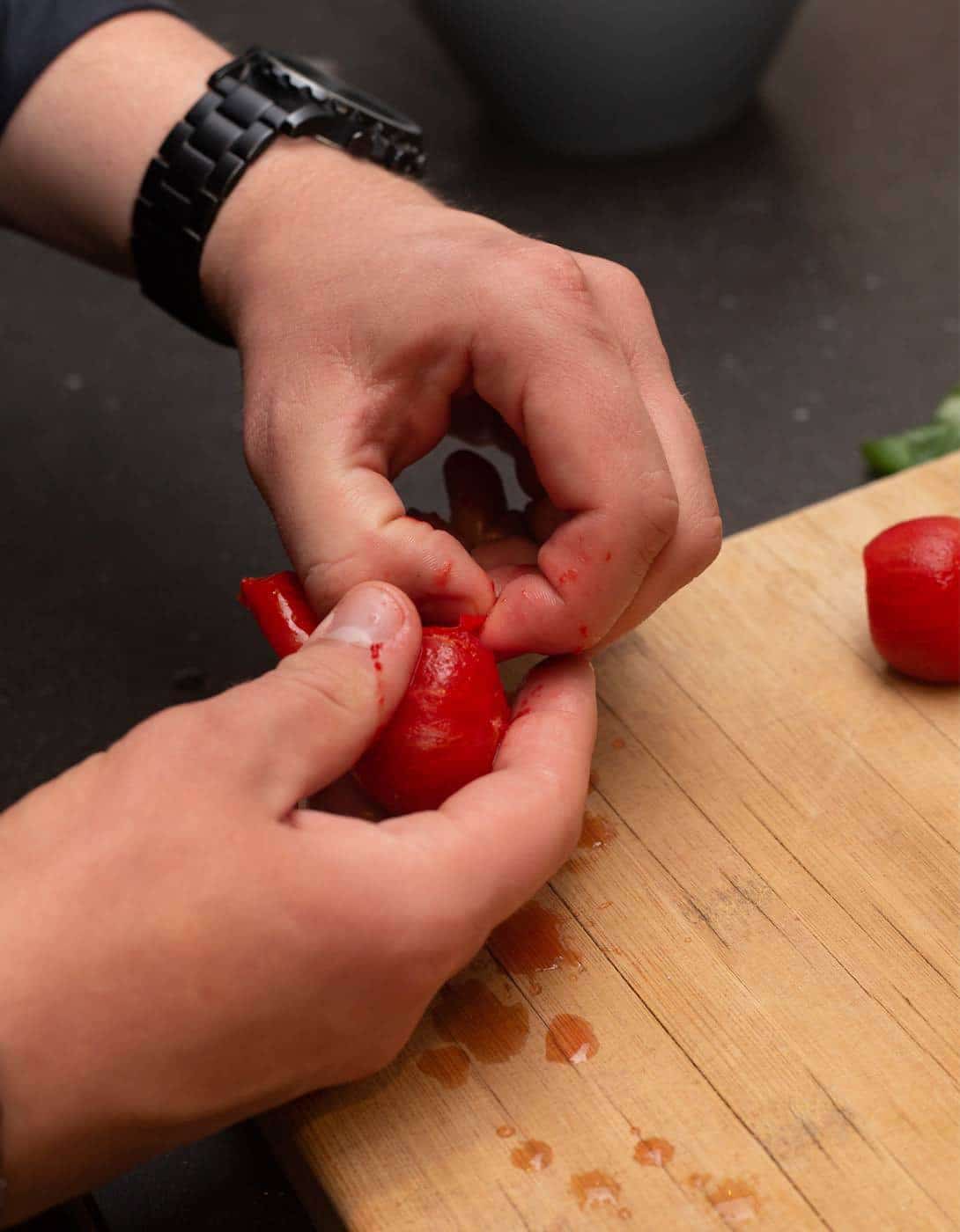 Martijn verwijdert het velletje van de tomaten