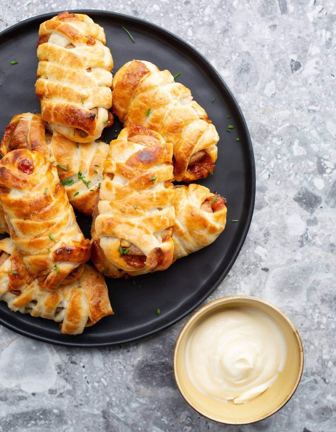 Bladerdeeg frikandelbroodje, geserveerd met mayonaise