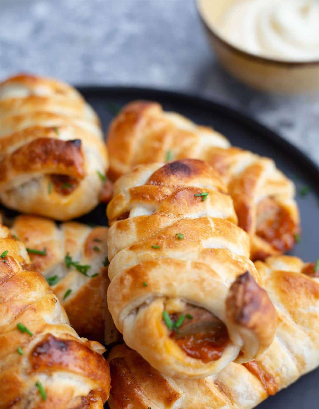 Frikandelbroodje in gevlochten bladerdeeg