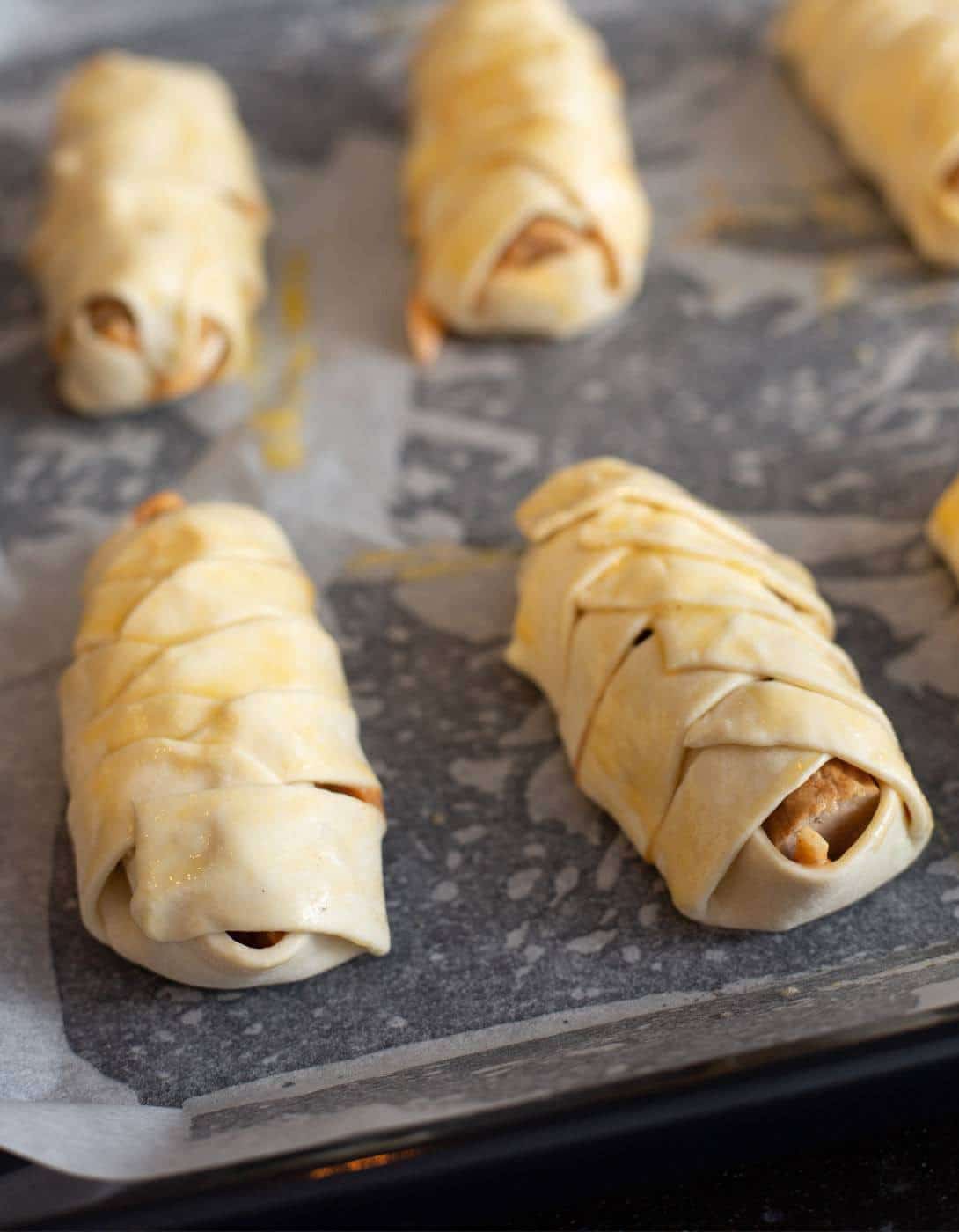 De frikandelbroodjes zijn klaar om de oven in te gaan