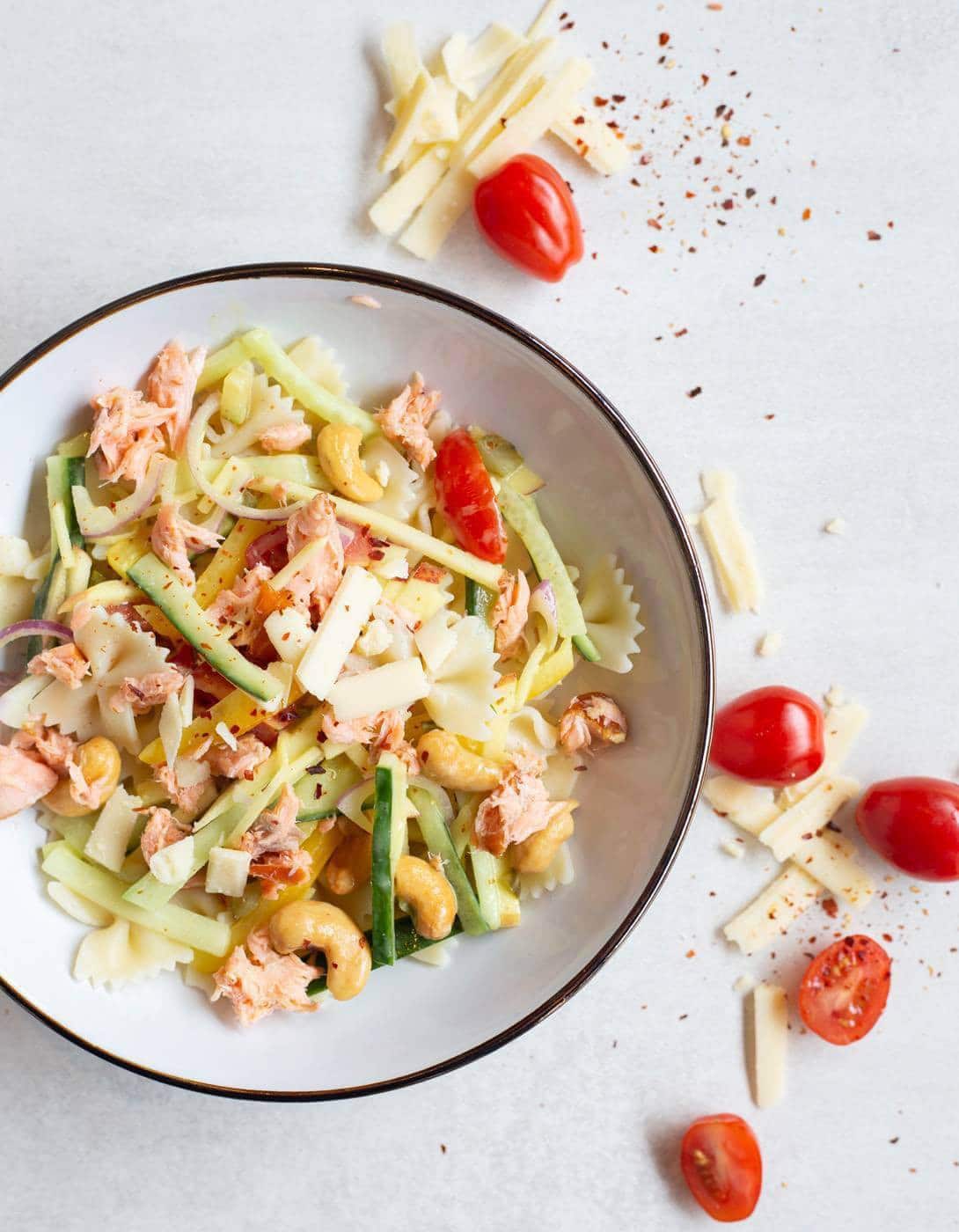 Frisse pastasalade met zalm en honing-mosterddressing