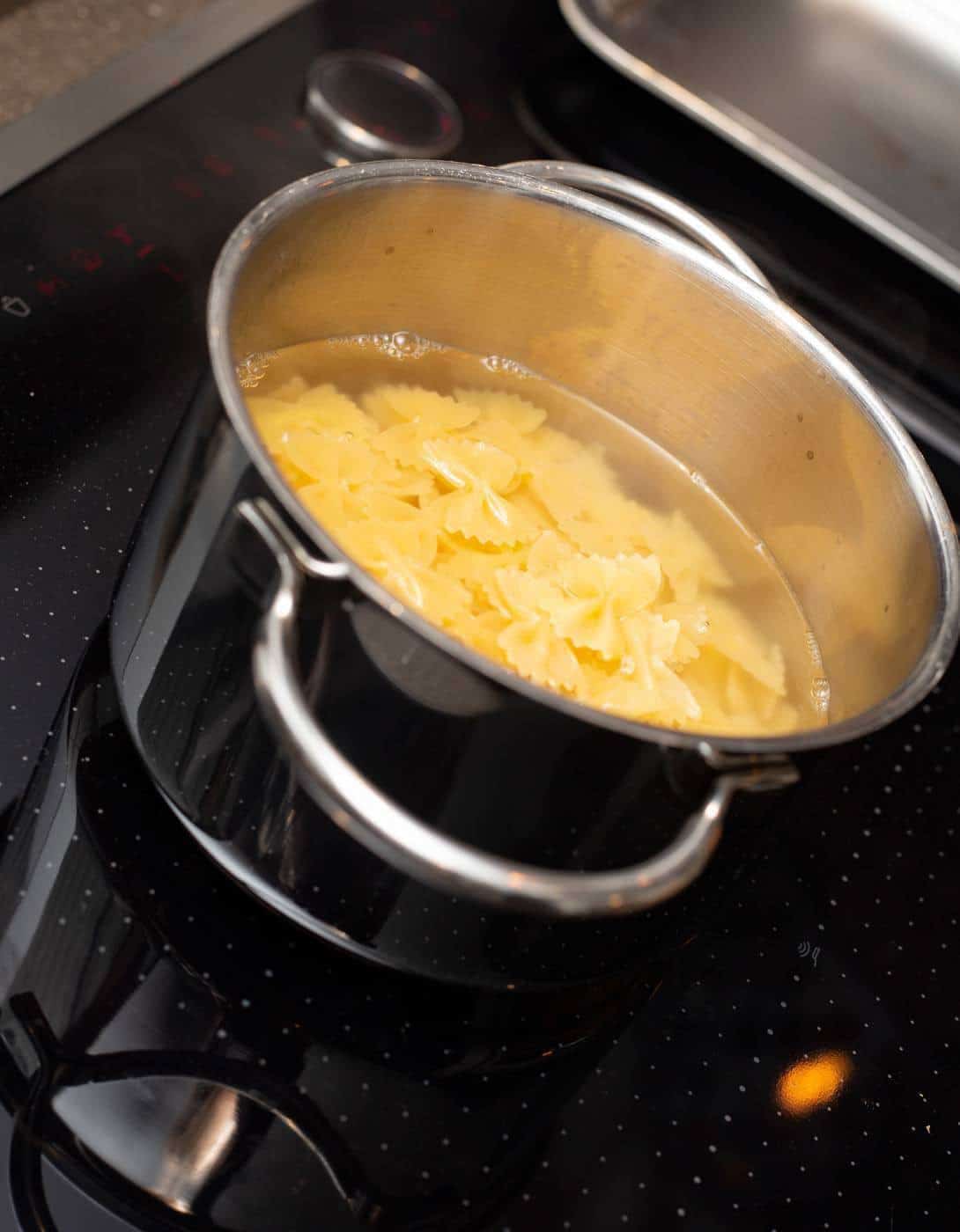 Het koken van de farfalle (vlinderpasta)