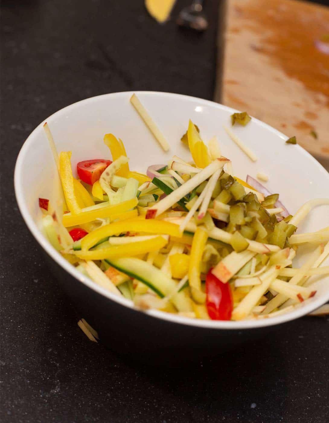 De groenten van de zalmsalade