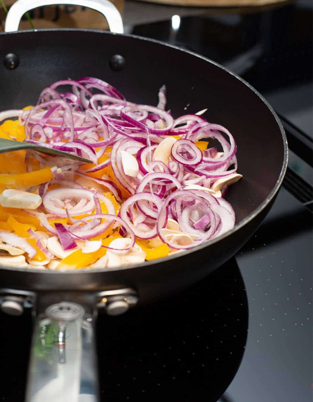 Rode uit, paprika en champignons bakken