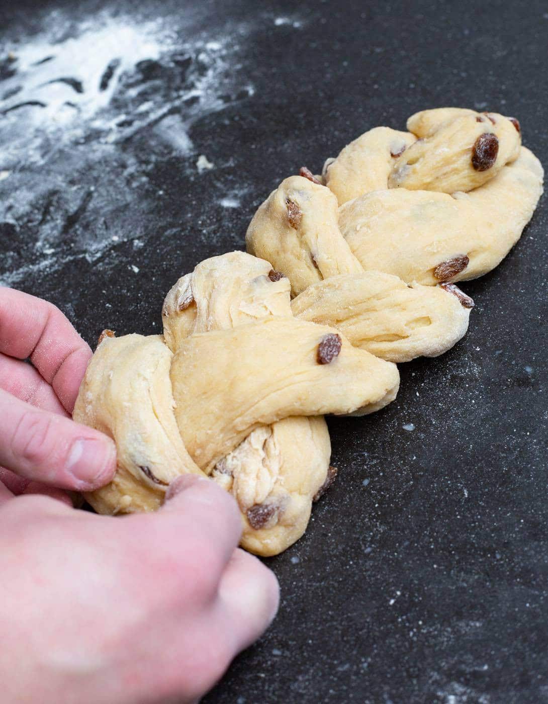 Gevlochten rozijnenbrood