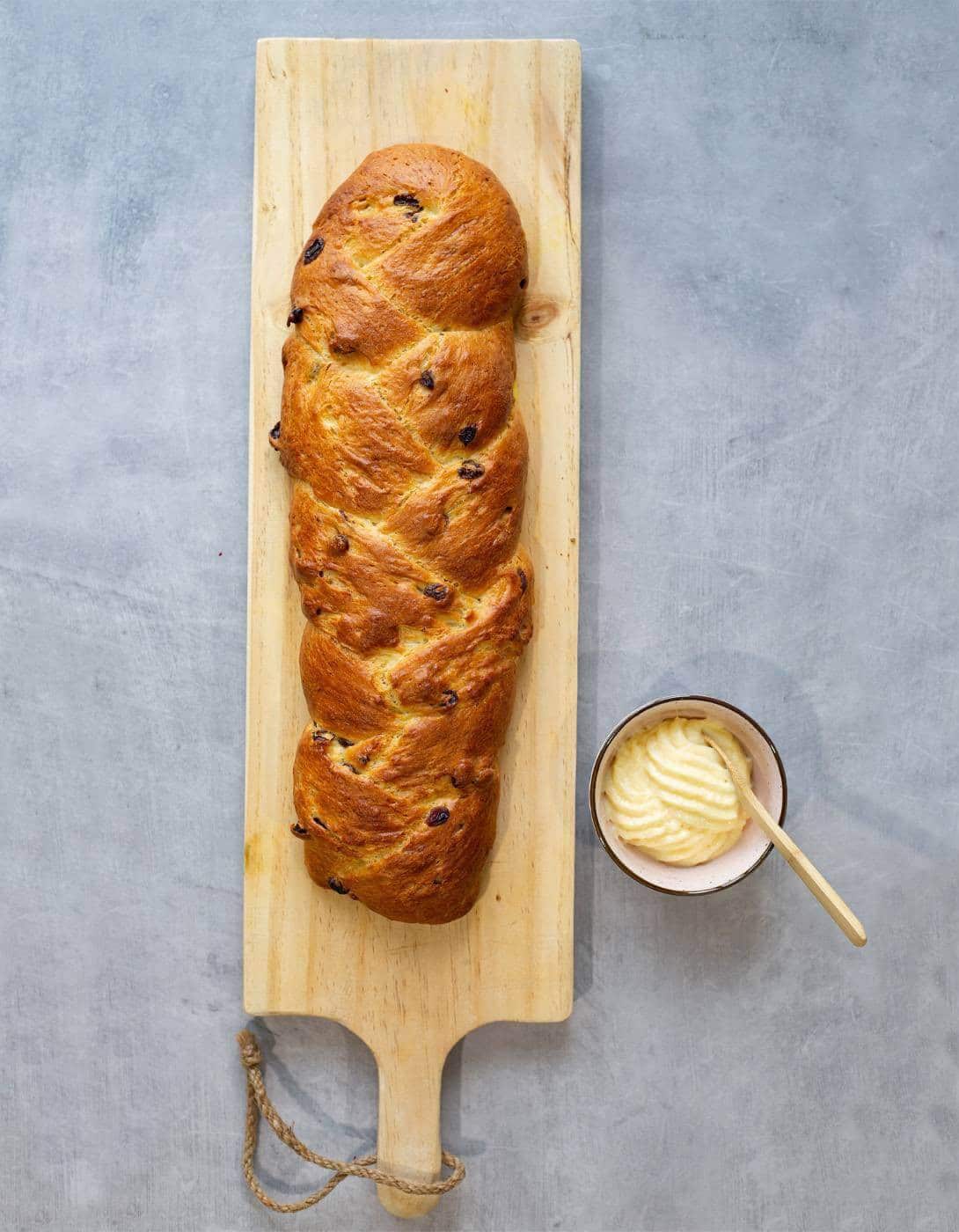 Rozijnen vlechtbrood met banketbakkersroom