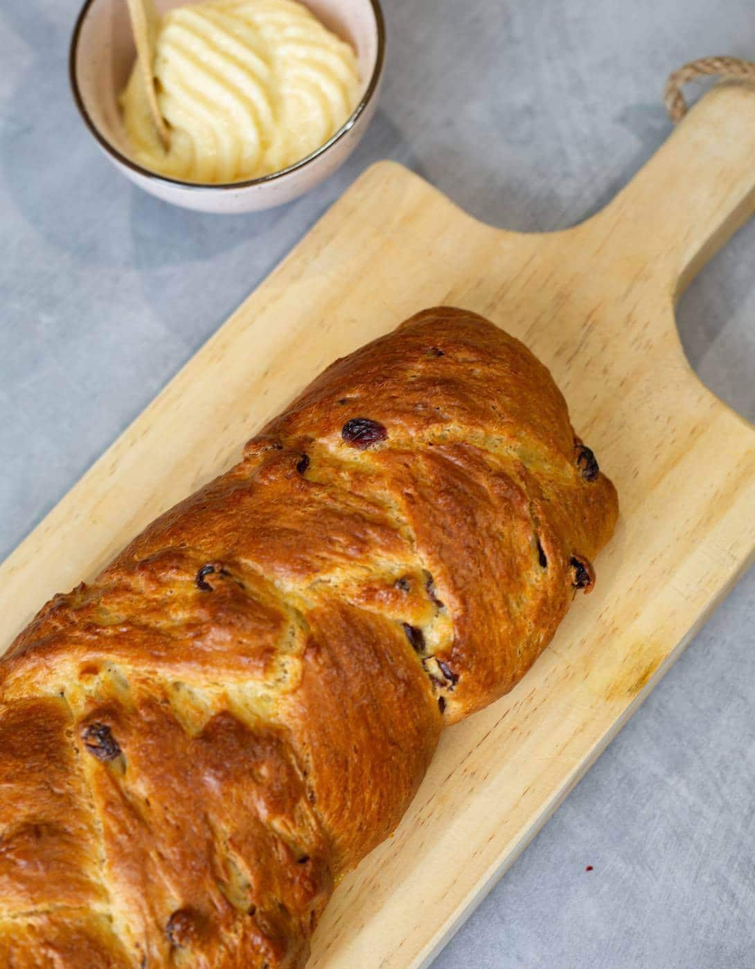 Vlechtbrood met rozijnen, geserveerd met banketbakkersroom