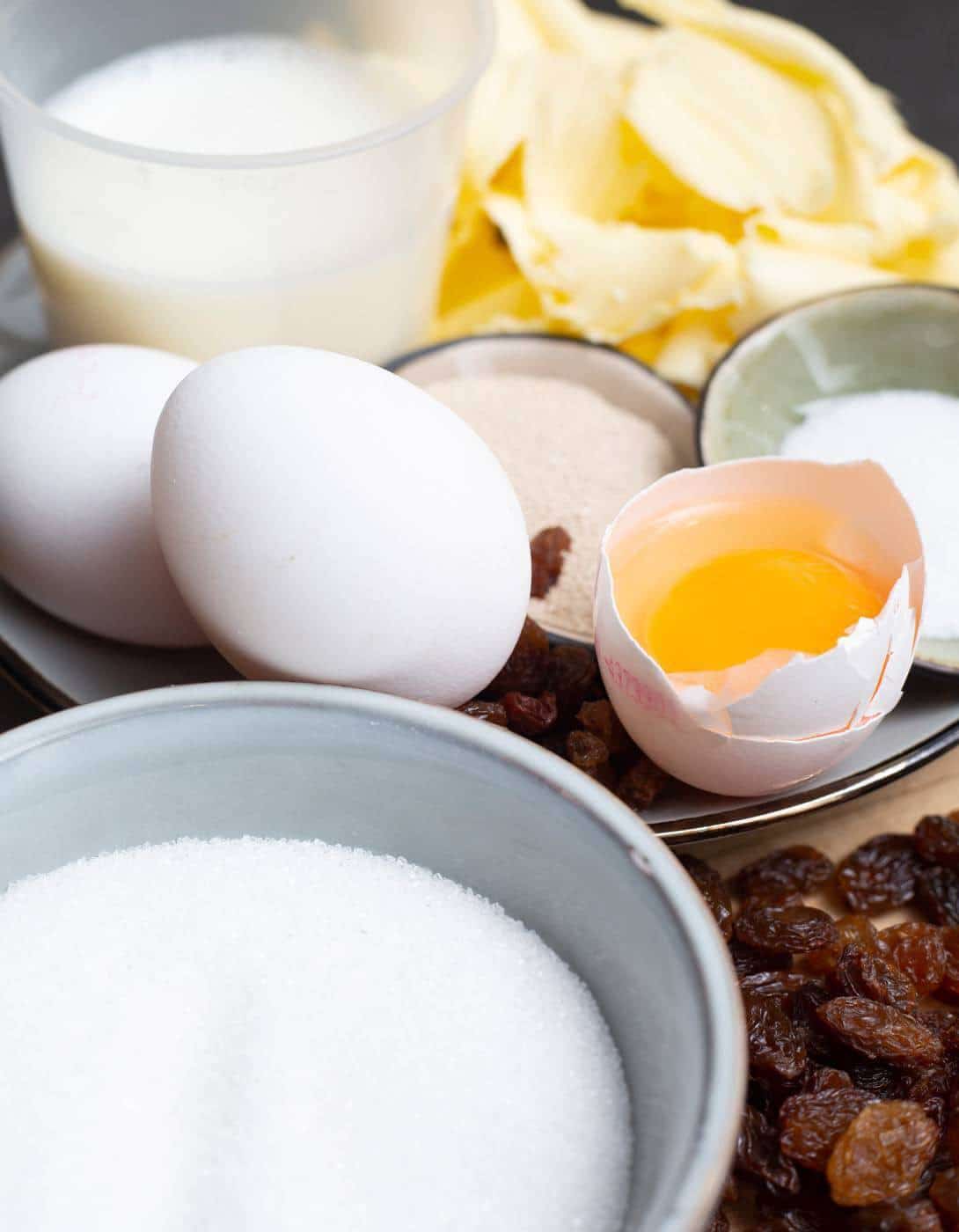 Ingrediënten voor het rozijnenvlechtbrood