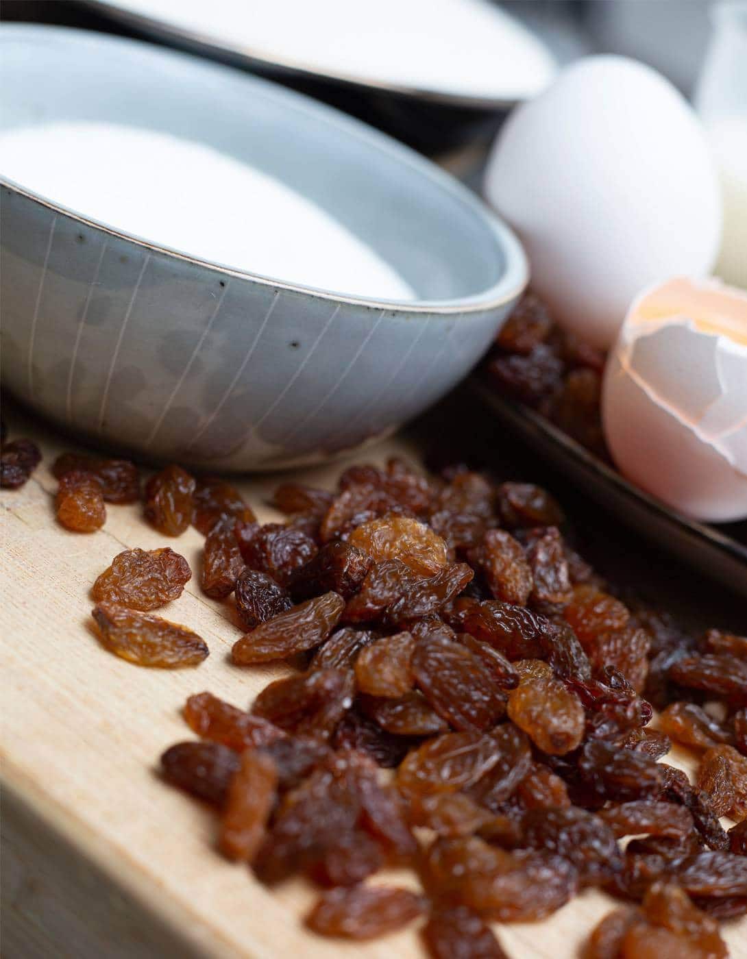 Rozijnen en andere ingrediënten voor het vlechtbrood