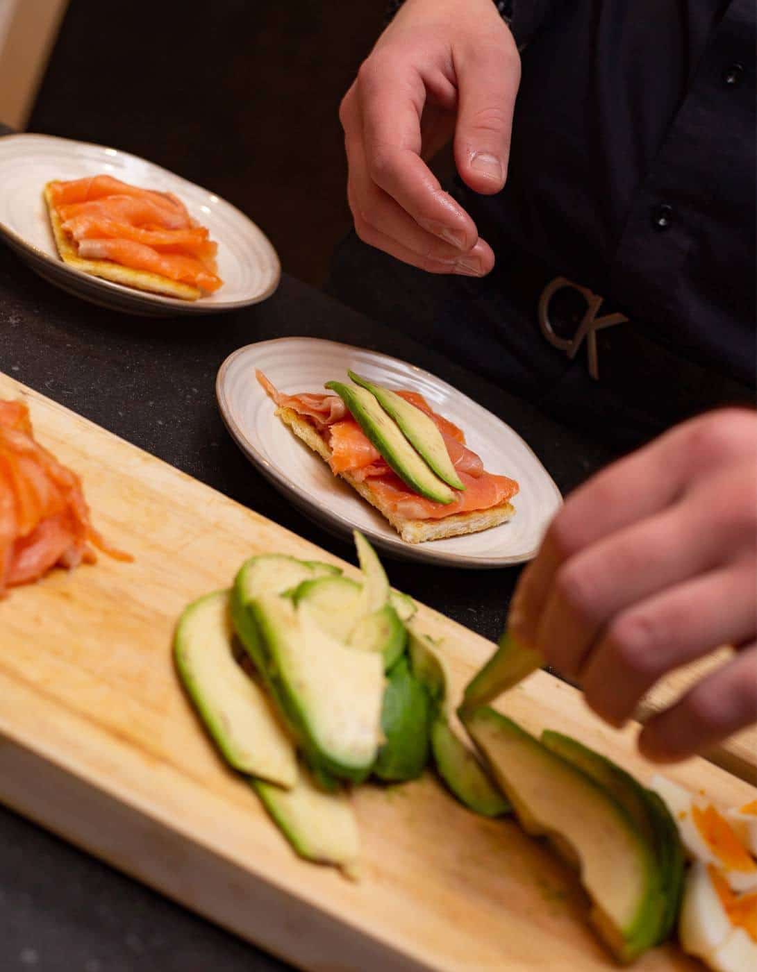 Beleggen van de toast met zalm en avocado