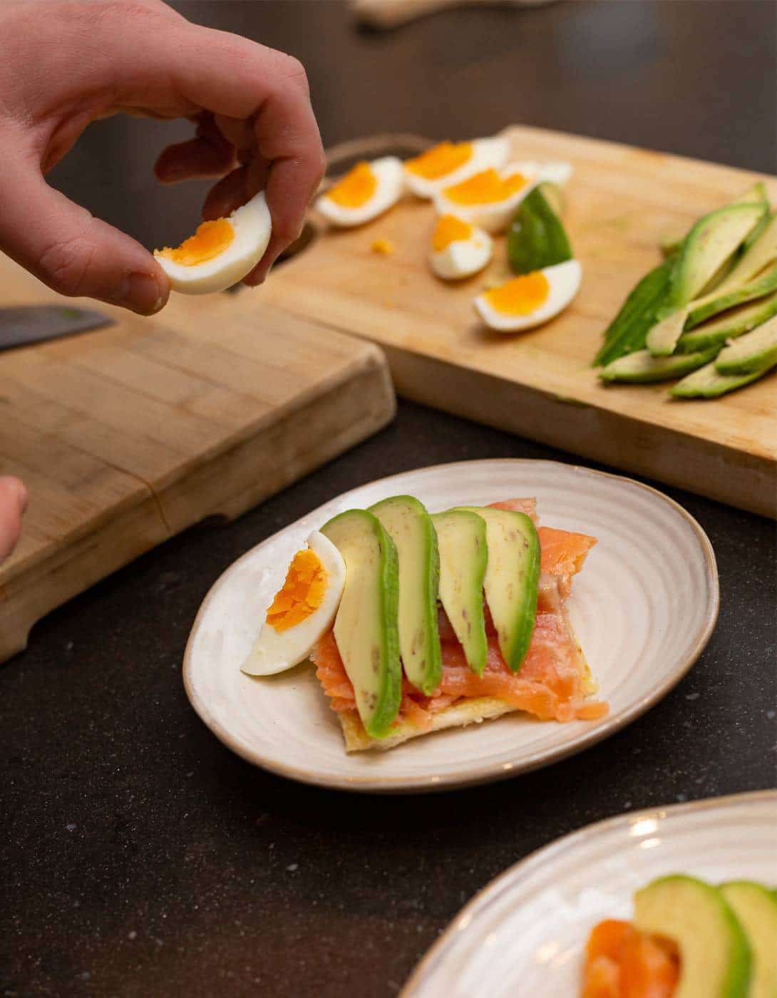 Toast, gegarneerd met zalm, avocado en ei