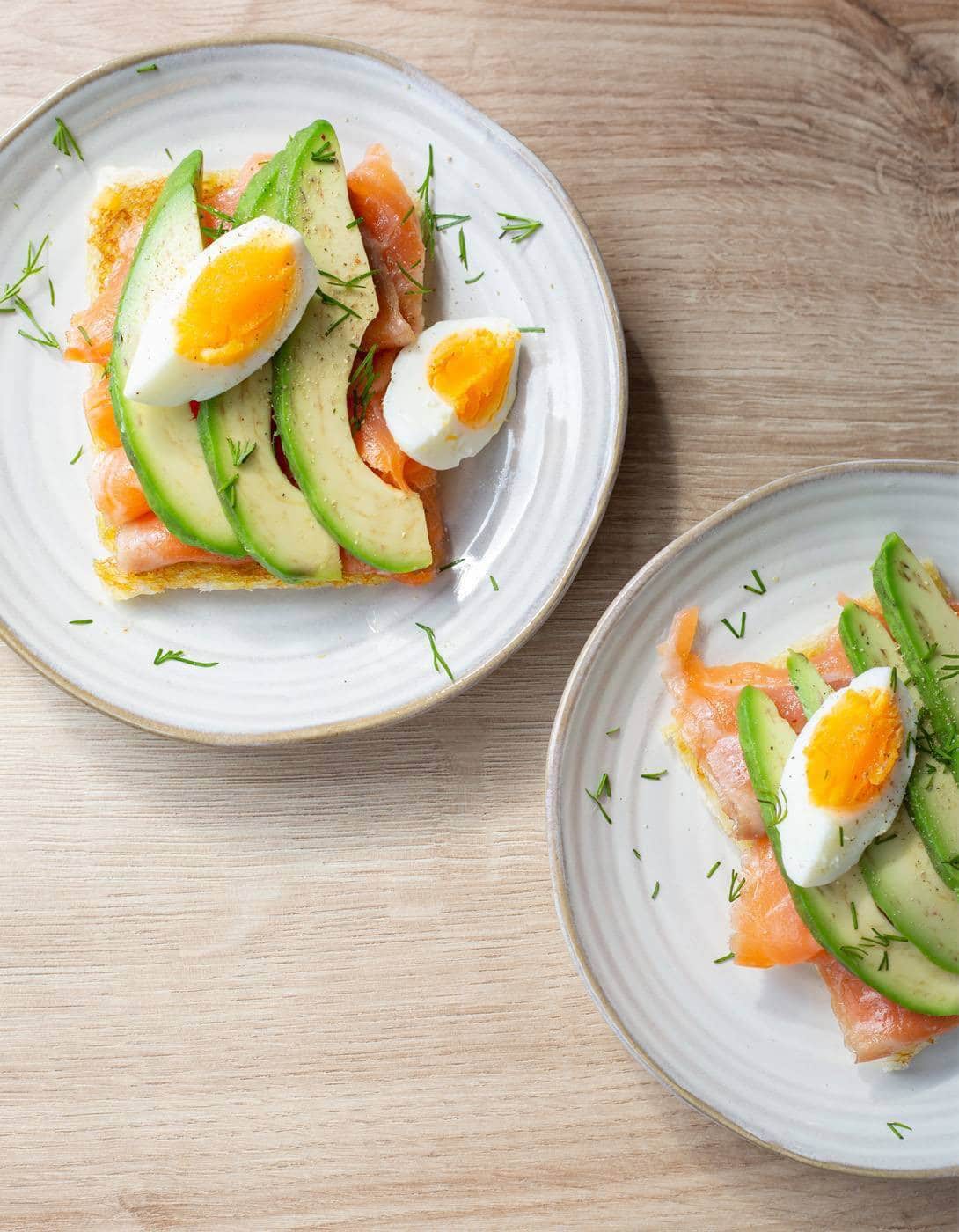 Toast met zalm, avocado en ei