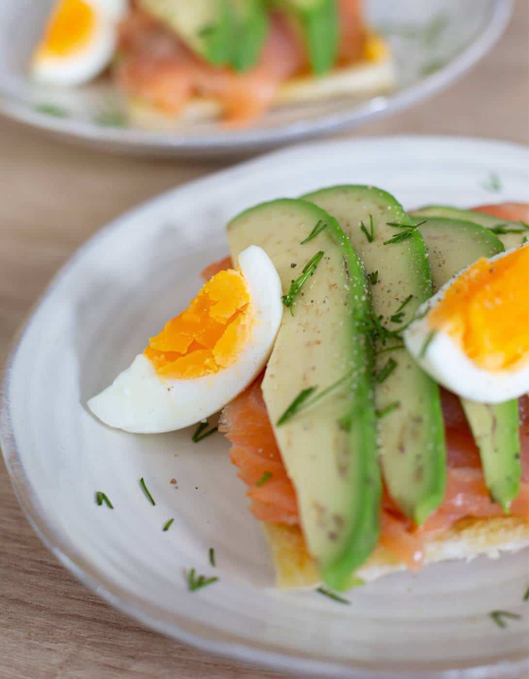 Zalm, avocado en ei op toast