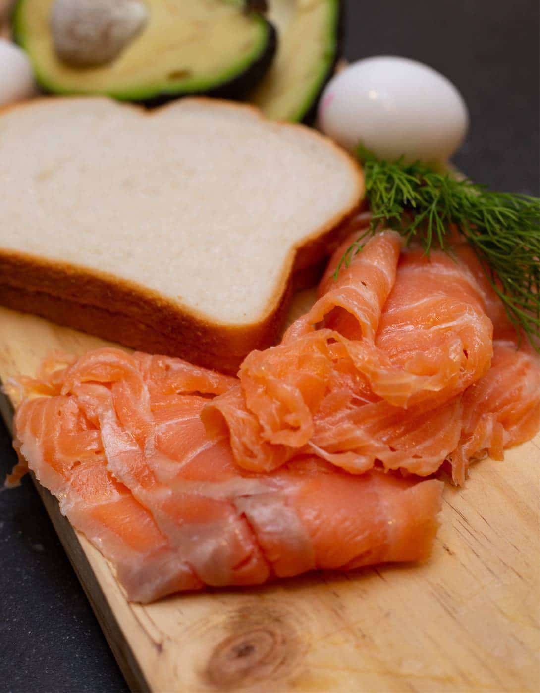 Gerookte zalm en wit brood