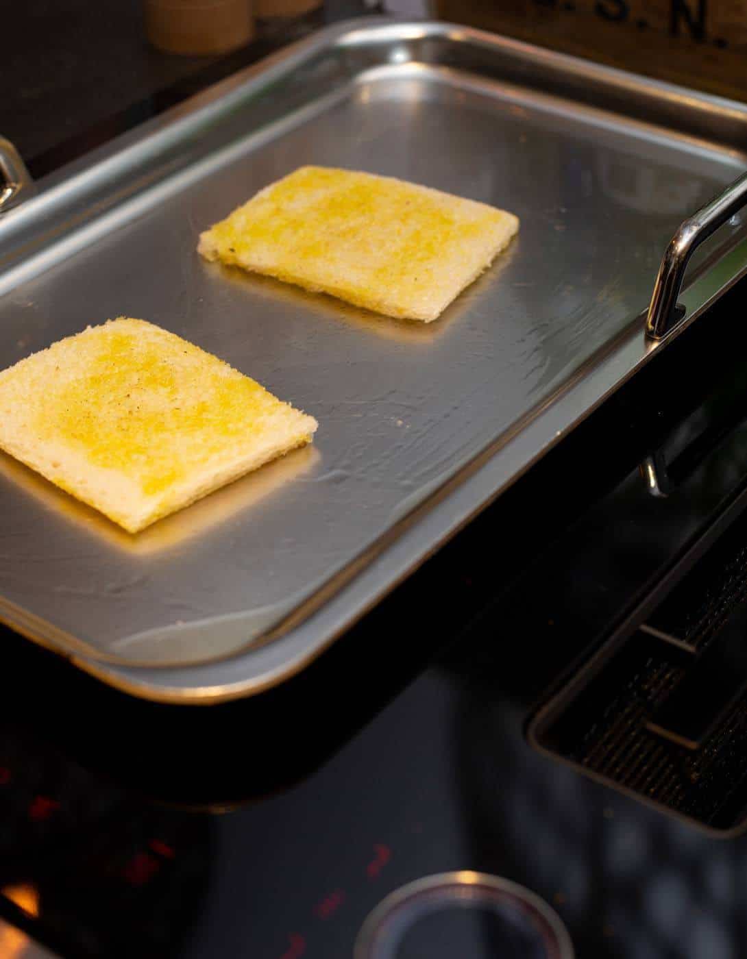 Brood op de teppanyaki plaat