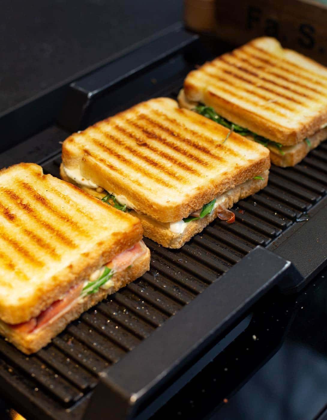 Grillen van de tosti's met parmaham en truffelmayonaise