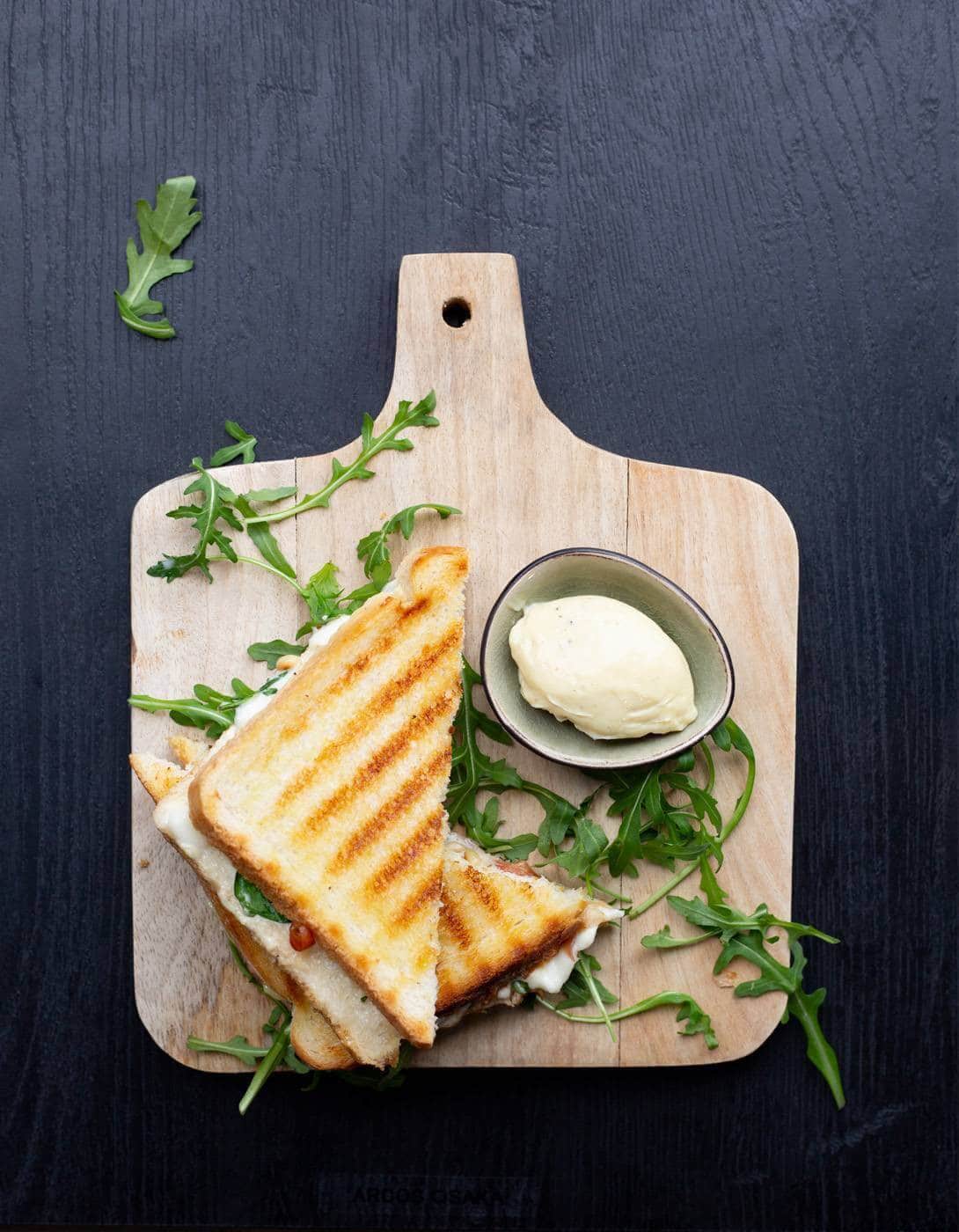 Tosti met parmaham, geserveerd met truffelmayonaise