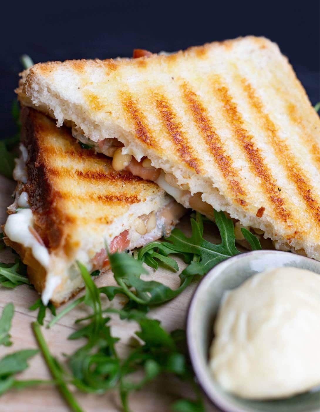 Tosti met parmaham, mozzarella, rucola en truffelmayonaise