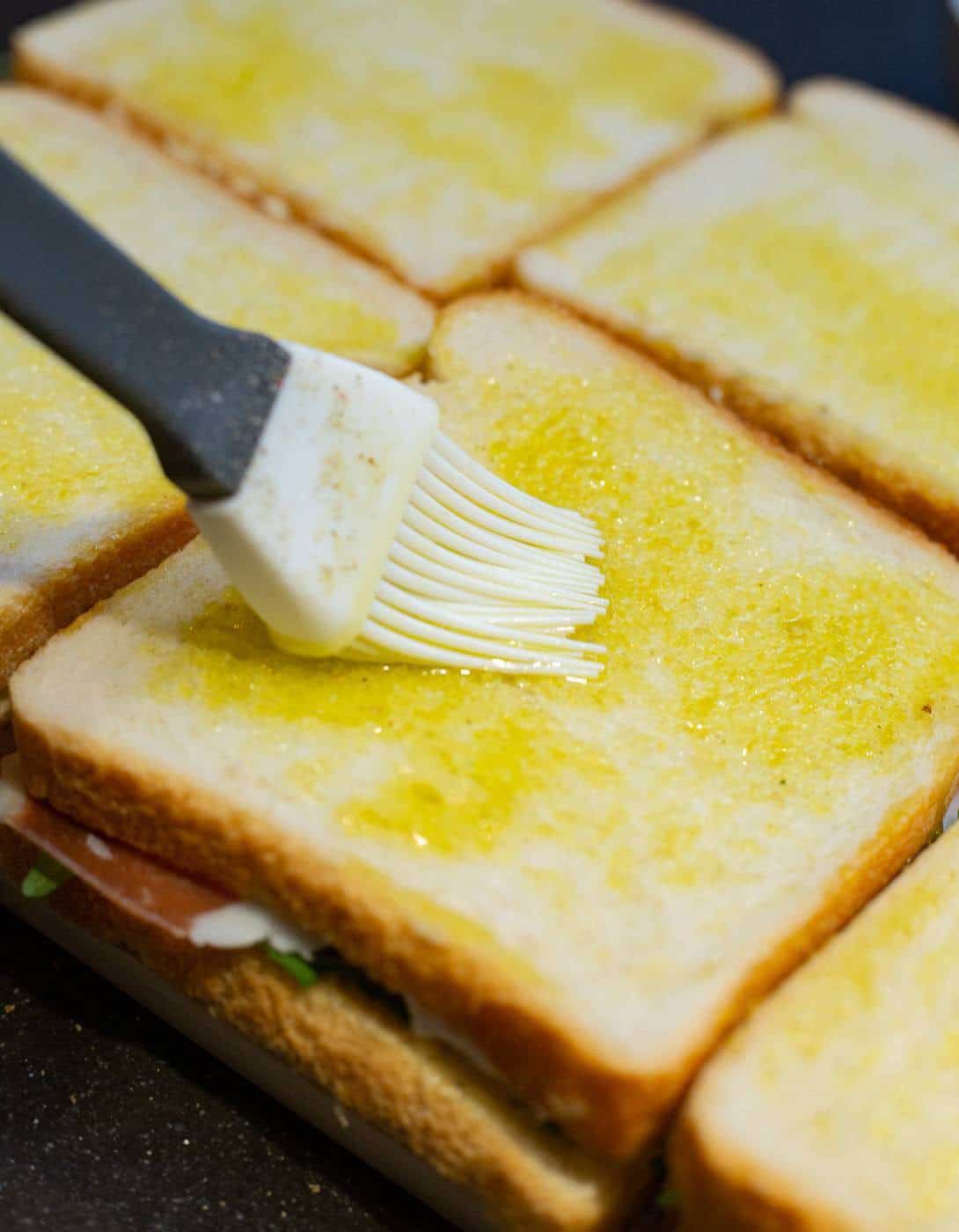 Insmeren van het casinobrood met olijfolie