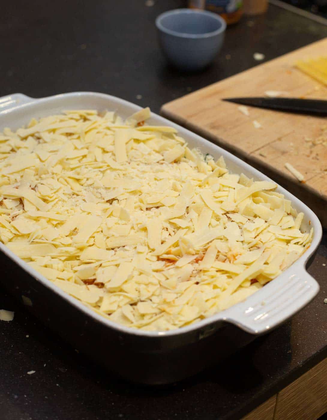 Vegetarische lasagne is klaar om de oven in te gaan