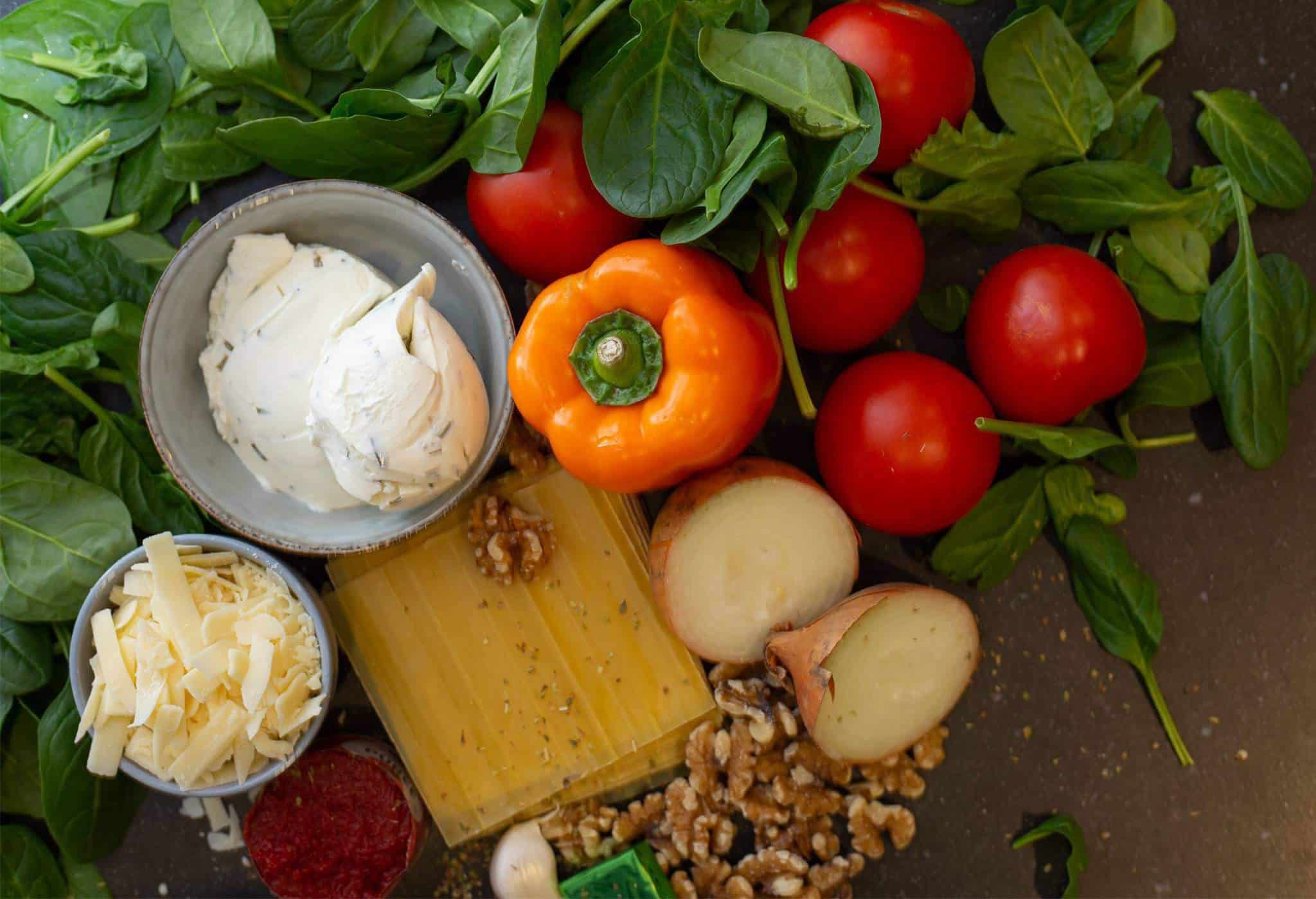 Ingrediënten voor een vegetarische lasagne met spinazie