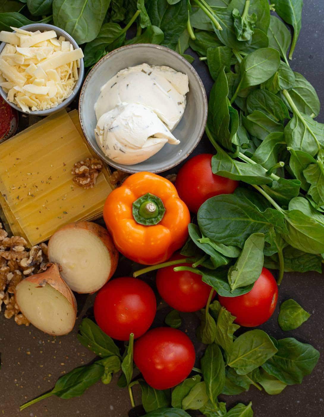 Tomaten, paprika, ui, kruidenroomkaas, spinazie, walnoten, Parmezaanse kaas en lasagnebladen