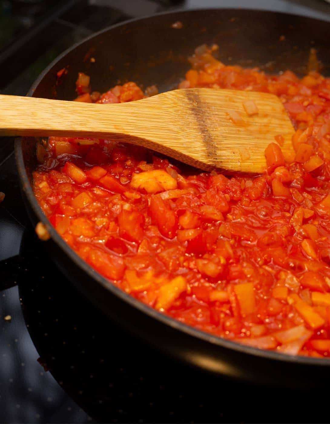 Tomatensaus voor de vegetarische lasagne