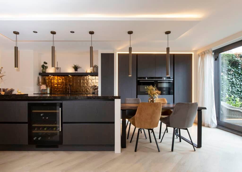 Keukenverlichting in hotel chic eilandkeuken