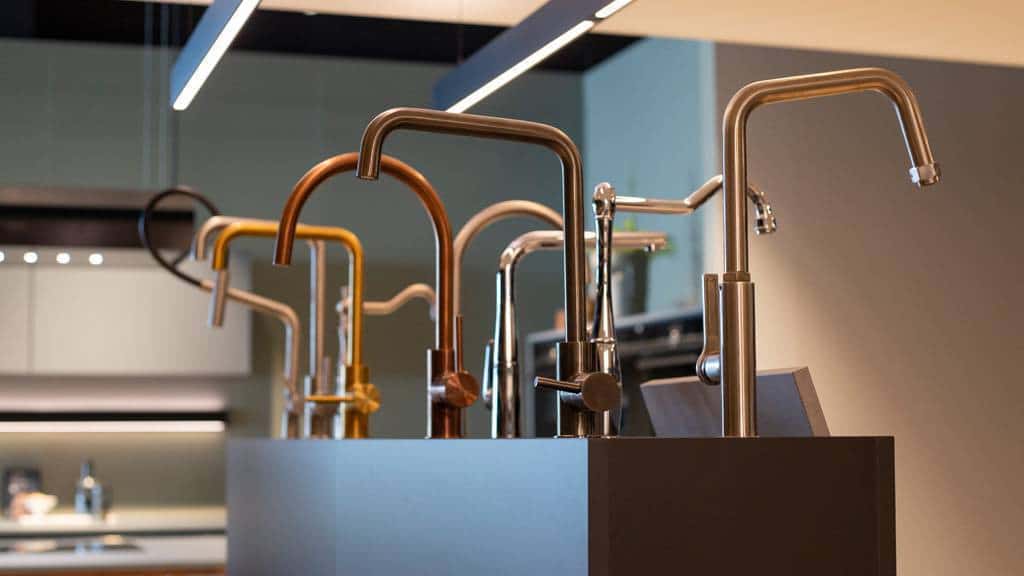 Witte keukenkraan in showroomkeuken Laguna