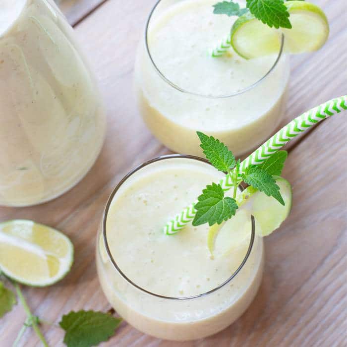 Ingrediënten voor een smoothie met banaan, ananas en munt