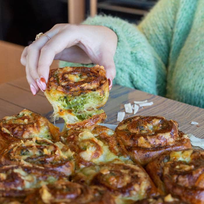 Ingrediënten voor het plukbrood met pesto, mozzarella en Parmezaanse kaas