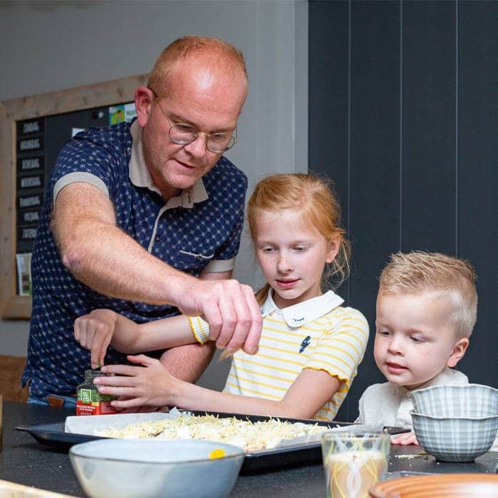 Projectbegeleider Gijsbert en zijn kinderen uit Veenendaal koken in hun nieuwe keuken