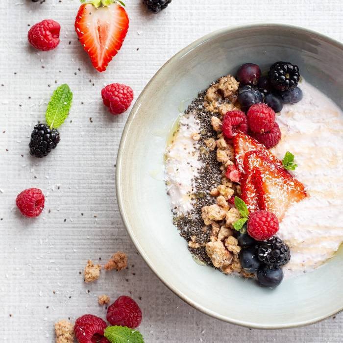 Griekse yoghurt met fruit mixen met de staafmixer