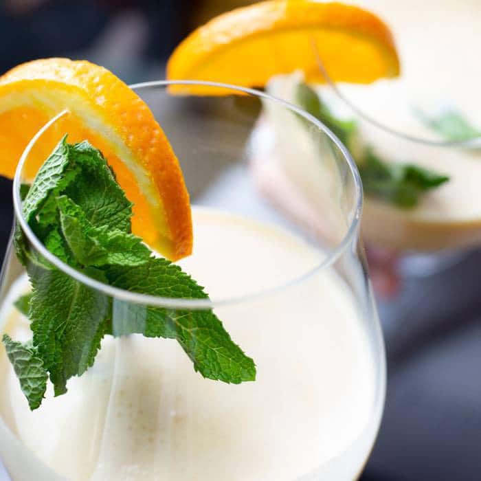 Licor 43 cocktail met vanille-ijs en sinaasappelsap