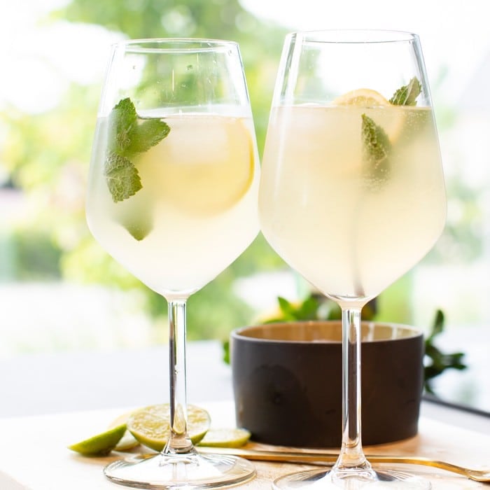 Limoncello spritz cocktail