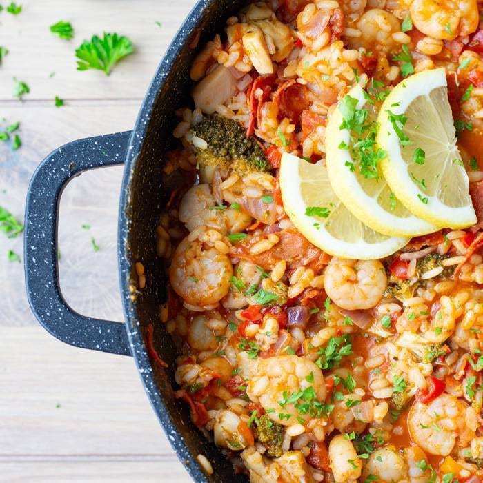 Ingrediënten voor de paella met kip en garnalen