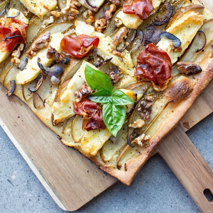 Pizza met peer, brie en serranoham