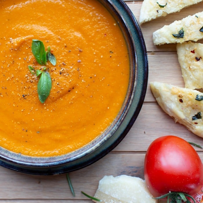 Zoete aardappelsoep geserveerd met focaccia