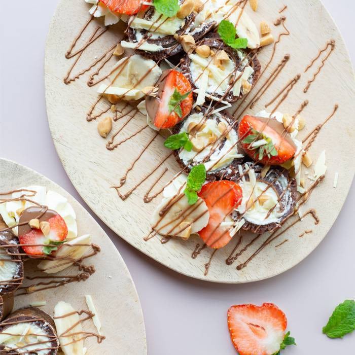 Ingrediënten voor chocoladepannenkoeken met aardbeien en slagroom