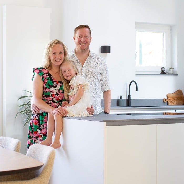 Een blije familie Wilpstra in hun nieuwe keuken in Houten