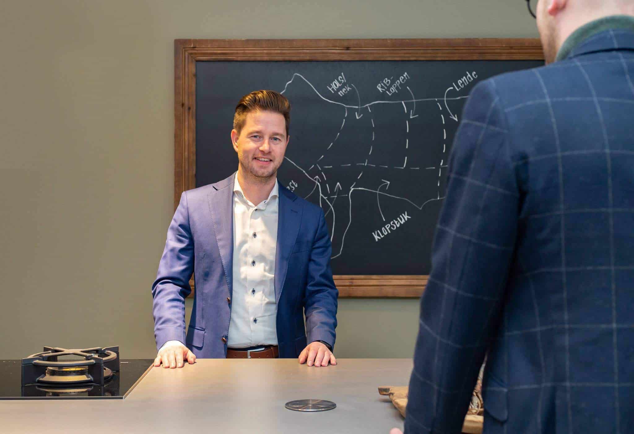 Commercieel Manager Bastiaan in showroomkeuken Lucca