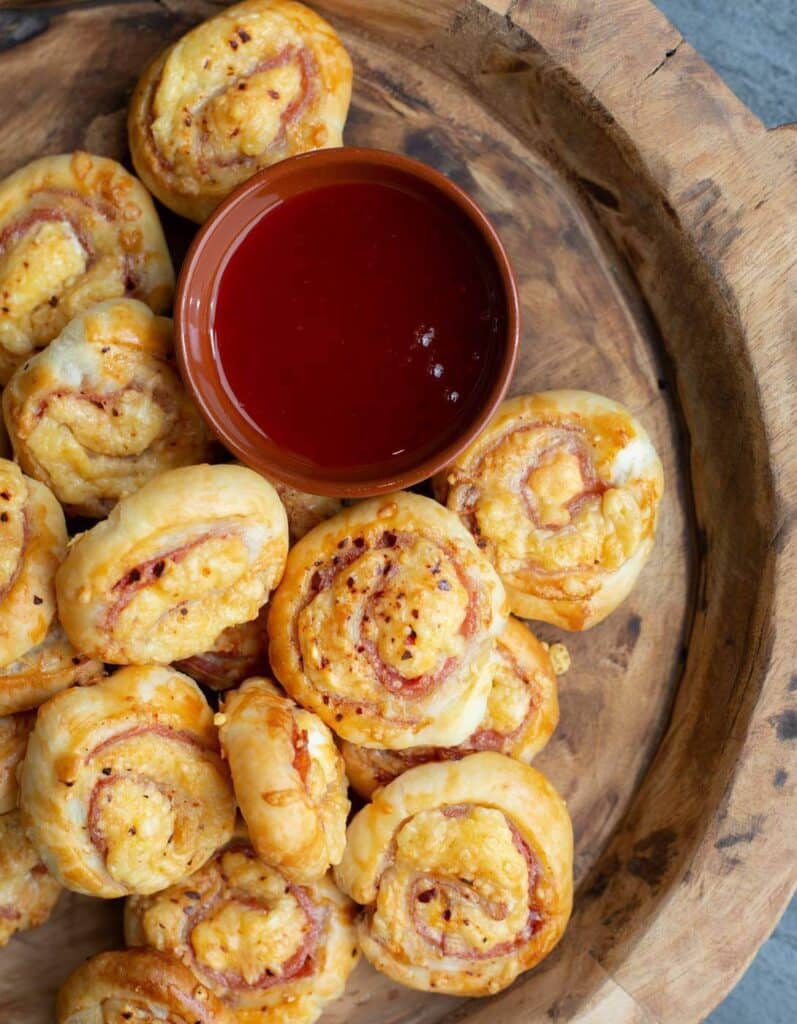 Ingrediënten voor het bladerdeeg borrelhapje met salami en kaas