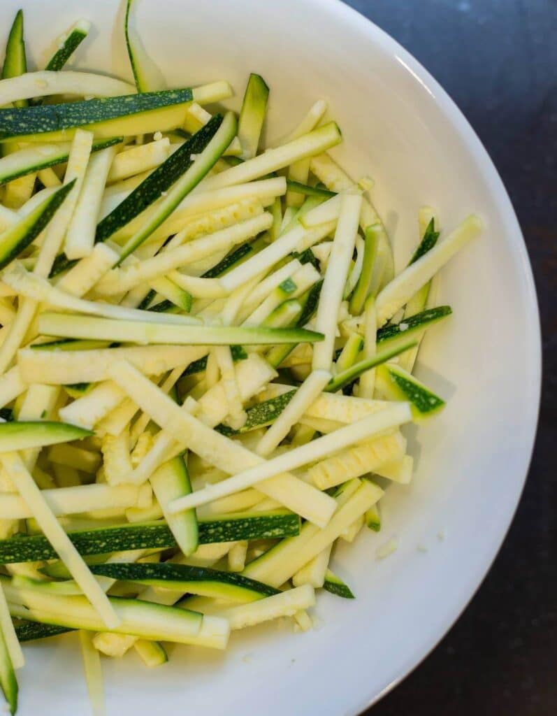 Ingrediënten van de romige courgettepasta met pesto
