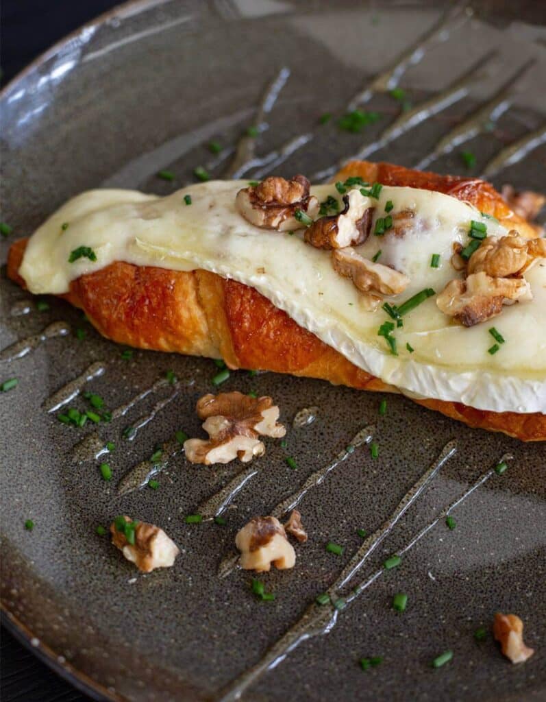 Ingrediënten voor een croissant met brie en honing