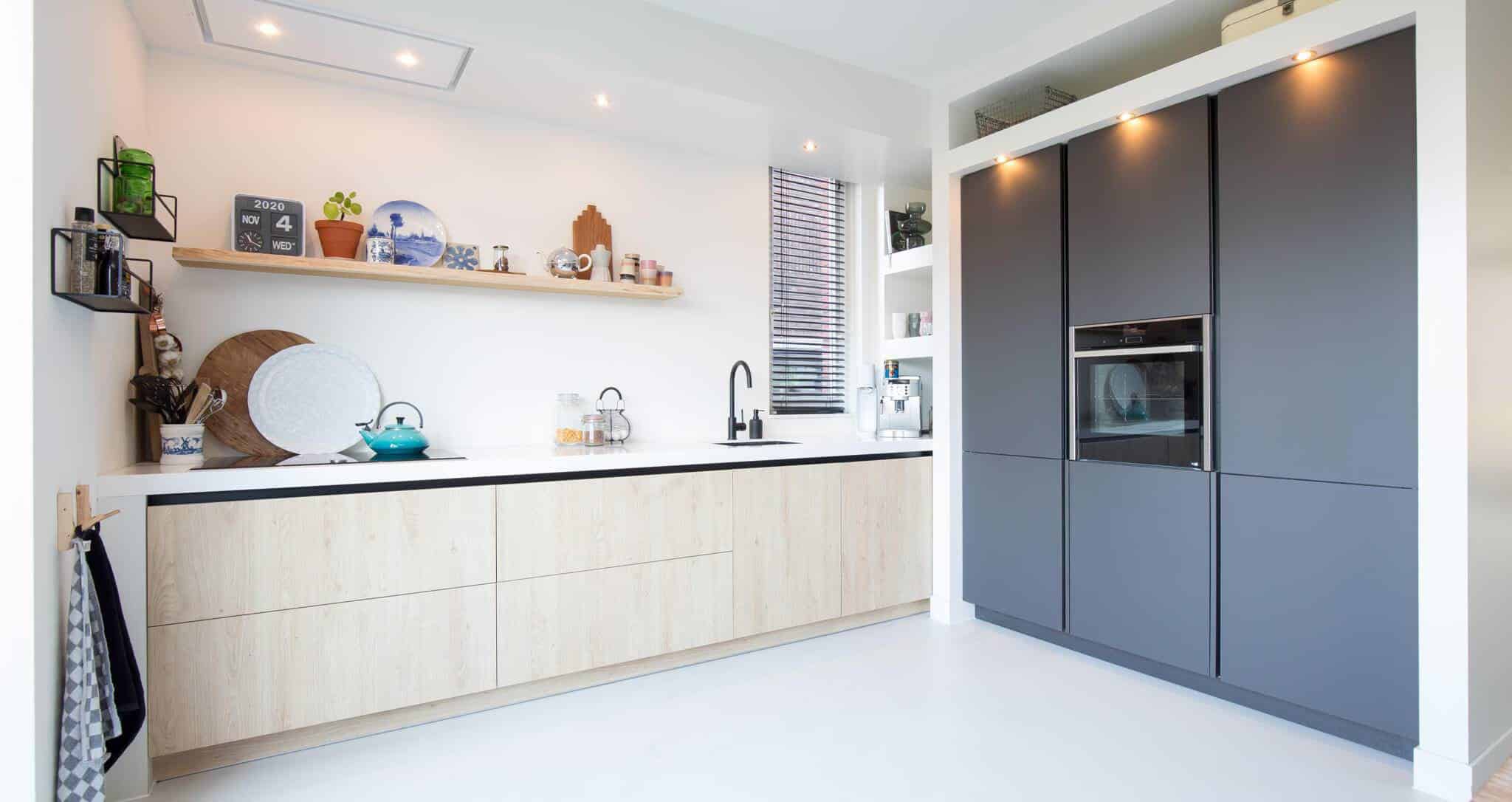 Keuken met een combinatie van twee kleuren fronten