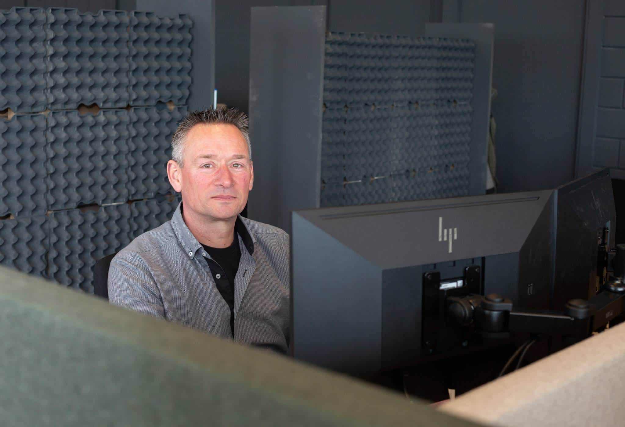 Projectbegeleider Ilko achter zijn pc