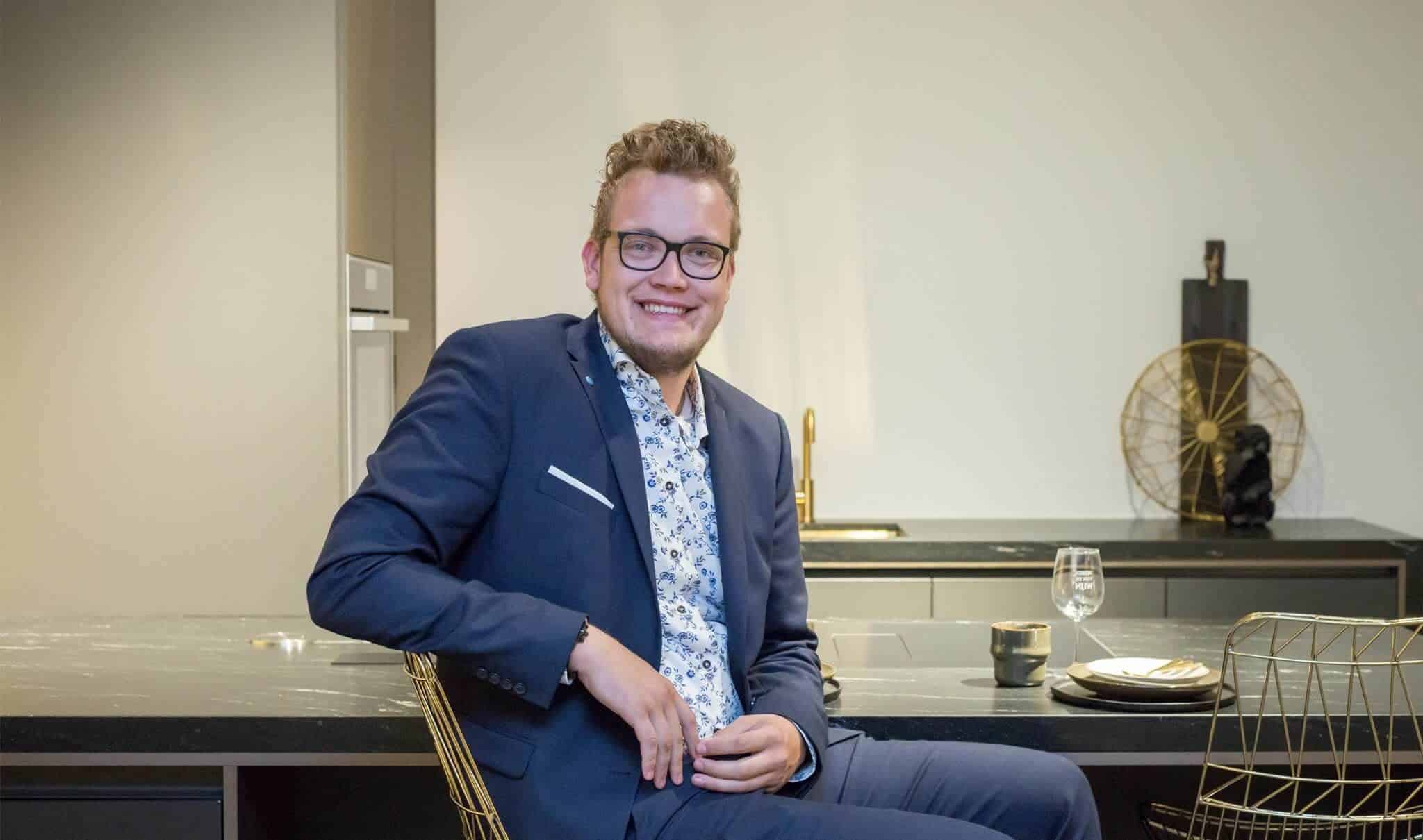Verkoopadviseur Jasper werkt een 3D-tekening uit